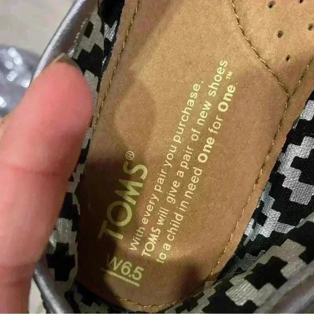 Toms Women’s Size 6.5 Sparkly - Picture 3 of 4